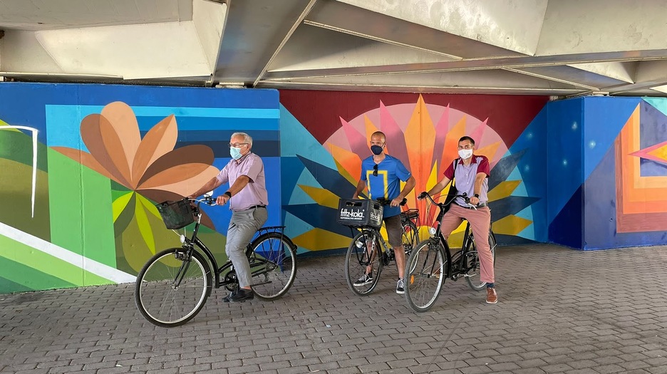 Joan Ribó recorre en bicicleta Abstracte, un riu d'art